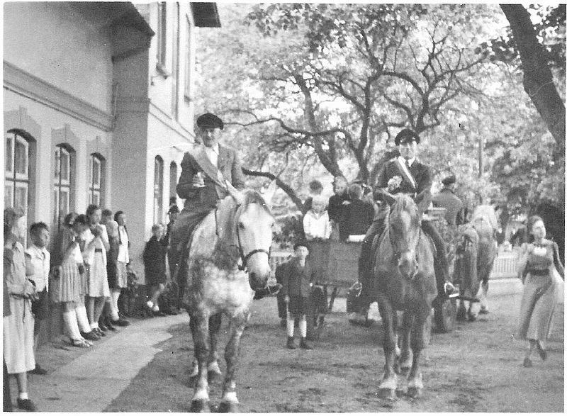 Der amtierende König wird zu Hause abgeholt