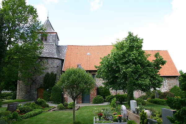 Kirche in Oeversee mit Friedhof