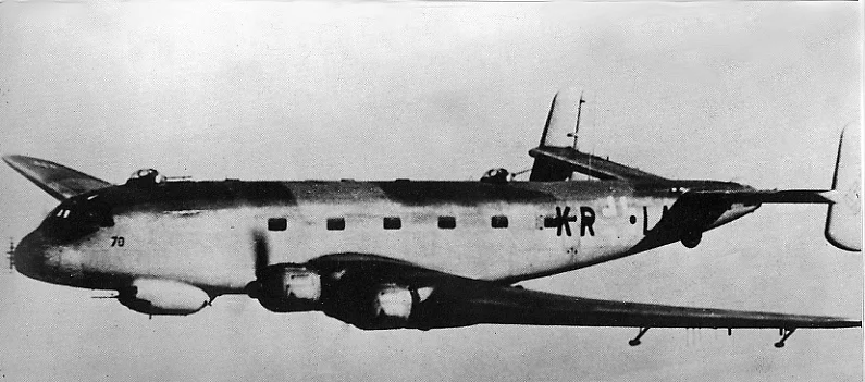 Junkers Ju 290 (90): Bei der Junkers Ju 290 handelte es sich um eine Weiterentwicklung des viermotorigen Passagierflugzeuges Ju 90 zum militärischen Transporter. (Wikipedia)