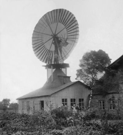 Windkraft auf dem Dach der Tischlerei Petersen