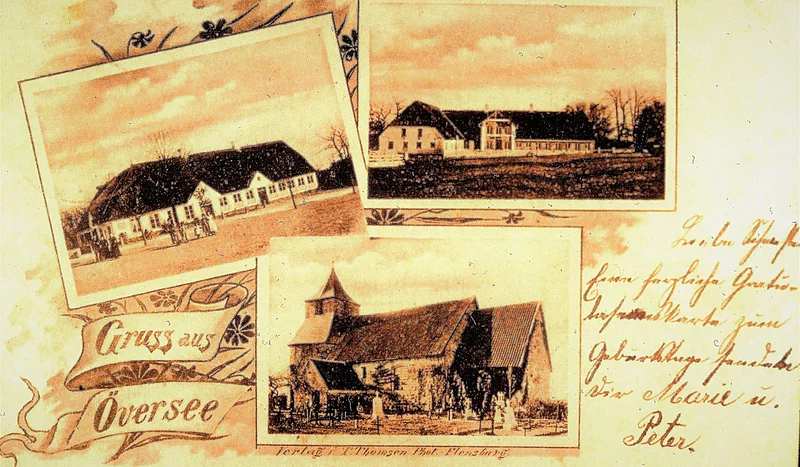 Ansichtskarte von Oeversee aus dem Jahre 1902. Auf der Postkarte ist links: Die alte Schule (Vorgänger der Schule am Marktplatz), rechts: Das Pastorat im Umbau (Eingangsbereich und Konfirmanden-zimmer im 1. Obergeschoss), unten: St. Georg Kirche Oeversee