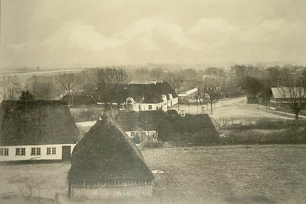 Um 1900: Alte Schule Oeversee (Bildmitte) und Marktplatz
