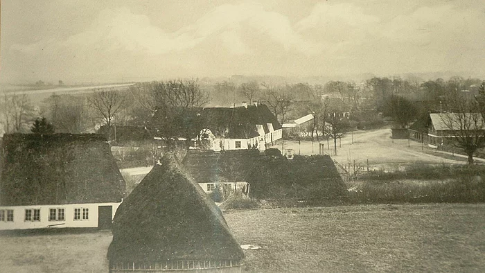 Um 1900: Alte Schule Oeversee (Bildmitte) und Marktplatz