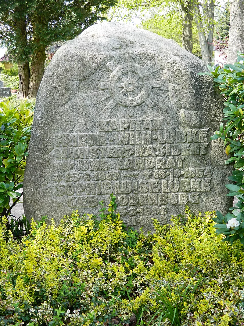 Grabstein Friedrich Wilhelm Lübke, Kirchhof Oeversee