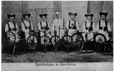 Foto einer Postkarte von 1912 Spinnstube in Barderup um 1920