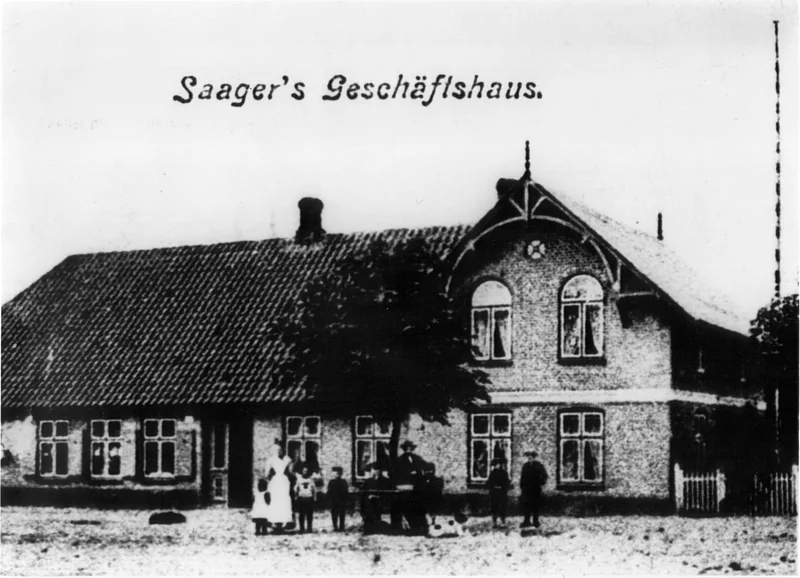 Das Foto zeigt eine Postkarte von Saager`s Geschäftshaus am Marktplatz 6 in Oeversee