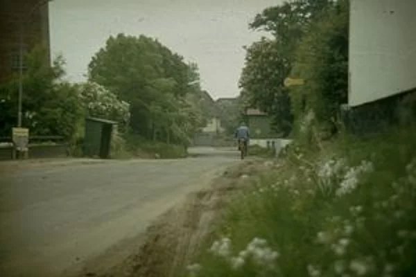 Bild 1 zeigt den Stapelholmer Weg zu dieser Zeit. Kein Fuß oder Radweg, die Straßenränder waren nicht befestigt. Fußgänger und Radfahrer mussten die Fahrbahn benutzen.